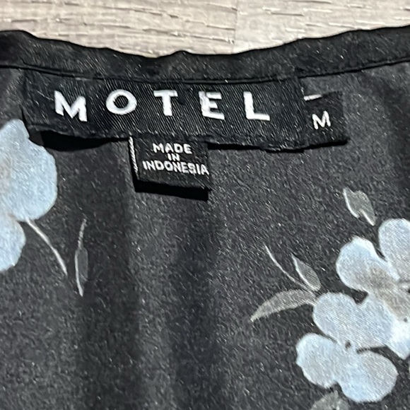 Motel Rocks Vinequa Top In Satin Mono Flower Black - Picture 11 of 14
